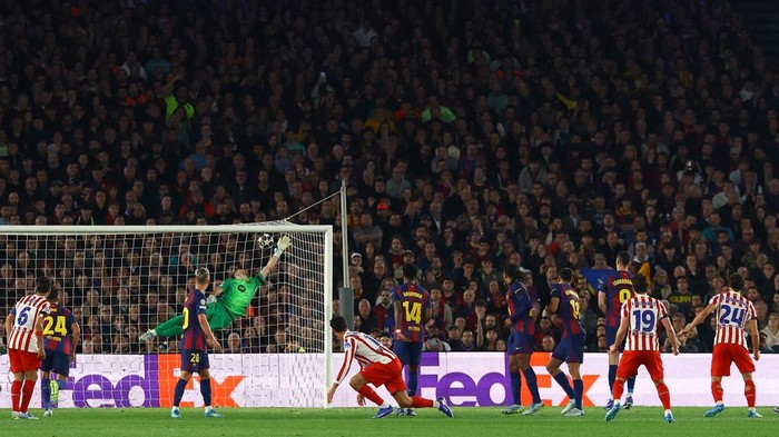 Soccer Football - UEFA Champions League - Quarter Final - First Leg - FC Barcelona v Atletico Madrid - Spotify Camp Nou, Barcelona, Spain - April 8, 2026 Atletico Madrids Julian Alvarez scores their first goal from a free kick REUTERS/Albert Gea