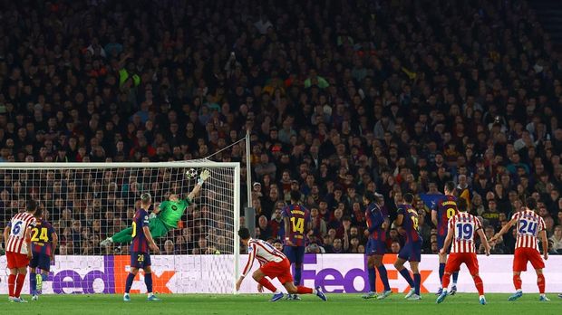 Soccer Football - UEFA Champions League - Quarter Final - First Leg - FC Barcelona v Atletico Madrid - Spotify Camp Nou, Barcelona, Spain - April 8, 2026 Atletico Madrid's Julian Alvarez scores their first goal from a free kick REUTERS/Albert Gea