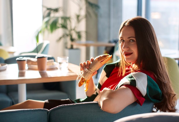 Kebiasaan yang bikin gula darah naik sering kali bermula dari pola makan yang tidak teratur. Melewatkan waktu makan dapat mengganggu keseimbangan gula darah secara signifikan. Kondisi ini memicu penurunan energi dan lonjakan gula darah setelah makan yang jika berulang, bisa menyebabkan sensitivitas insulin ikut menurun.