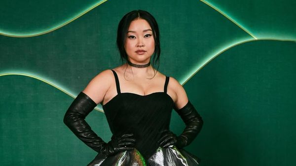 Potret Lana Condor Pakai Gaun Seksi Terbuka, Netizen Perdebatkan Gayanya