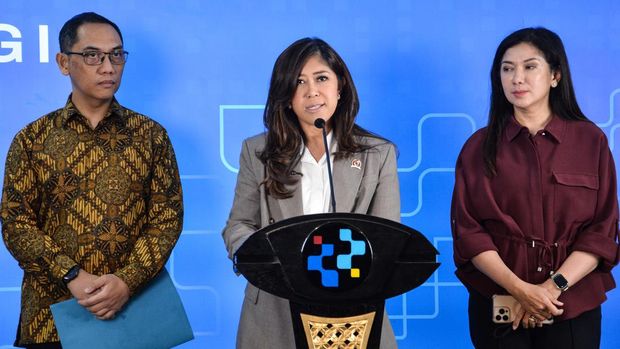 Menteri Komunikasi dan Digital Meutya Viada Hafid (tengah) didampingi Direktur Jenderal Pengawasan Ruang Digital Alexander Sabar (kiri) dan Direktur Jenderal Komunikasi Publik dan Media Fifi Aleyda Yahya (kanan) menyampaikan keterangan pers mengenai penerapan PP Tunas di Jakarta, Kamis (9/4/2026). Kementerian Komunikasi dan Digital menjatuhkan hukuman kepada Google setelah platform YouTube belum mematuhi ketentuan dalam Peraturan Pemerintah (PP) Nomor 17 Tahun 2025 tentang Tata Kelola Penyelenggaraan Sistem Elektronik dalam Pelindungan Anak alias PP Tunas. ANTARA FOTO/Ahmad Naufal Oktavian