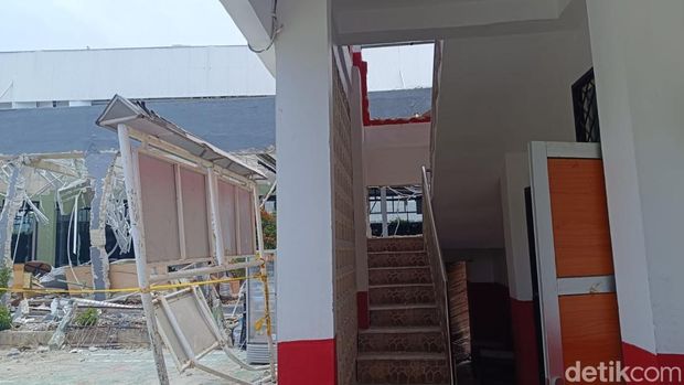 Ledakan memporak-porandakan lapangan padel di Kecamatan Gunung Putri, Kabupaten Bogor, pada Kamis (8/4/2026) pagi.