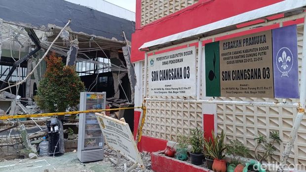 Ledakan terjadi di bangunan arena padel di Kecamatan Gunung Putri, Bogor, Jabar. Gedung SD dekat TKP ikut terdampak ledakan itu. (Rizky AM/detikcom)