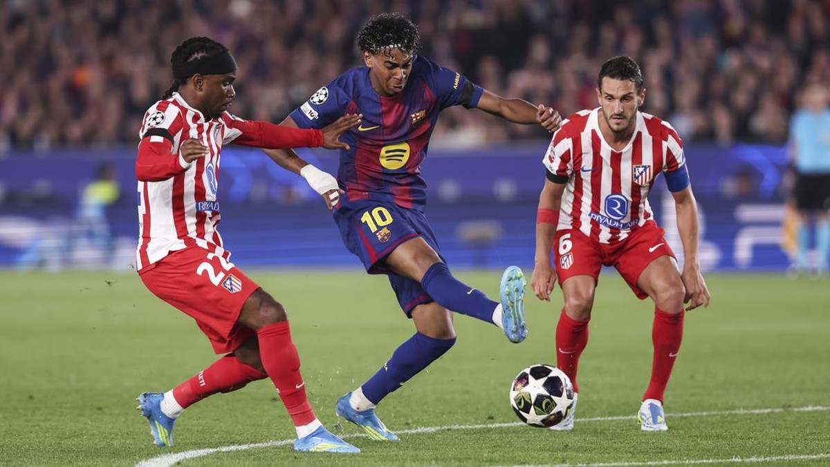 Upaya Adeloma Lookma (kiri) mengganggu Lamine Yamal. (Foto: Europa Press via Getty Images/Europa Press Sports)