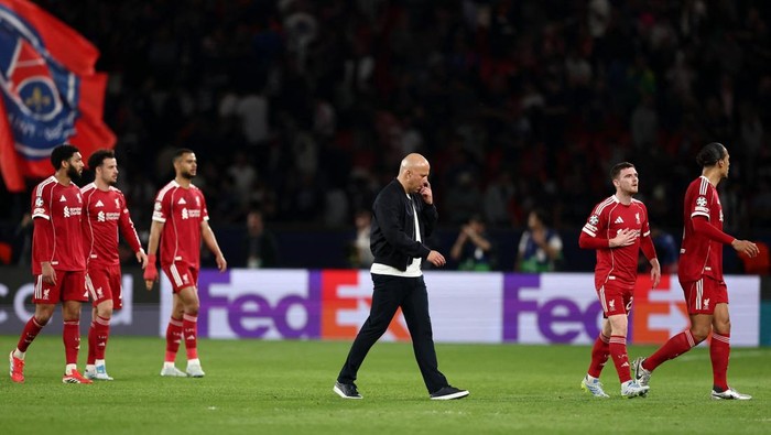 Soccer Football - UEFA Champions League - Quarter Final - First Leg - Paris St Germain v Liverpool - Parc des Princes, Paris, France - April 8, 2026 Liverpool manager Arne Slot looks dejected after the match REUTERS/Christian Hartmann
