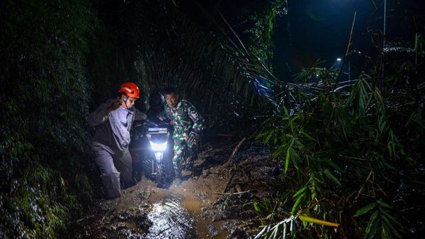 Tebing 30 Meter Longsor, Akses Cadas Pangeran Lumpuh