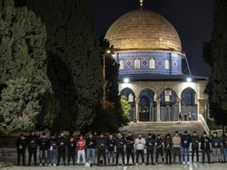 Masjid Al-Aqsa Kembali Dibuka, Ratusan Warga Palestina Salat Subuh Berjamaah