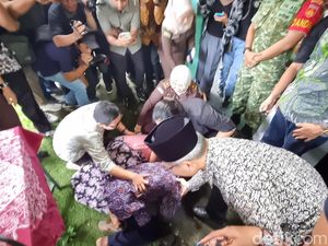 Sujud Syukur Mbah Tupon Usai 2 Sertifikat Tanah Dikembalikan