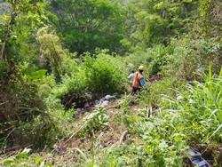 Mobil Bawa Pasutri-2 Balita Terjun ke Jurang Enrekang, Istri Tewas
