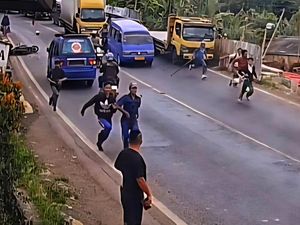 Aksi Heroik Iwan Bubarkan Tawuran Pelajar di Sukabumi Pakai Sapu Lidi