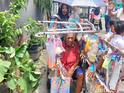 Ditemani Istri, Pak Tarno Keliling Jualan Mainan demi Cuan