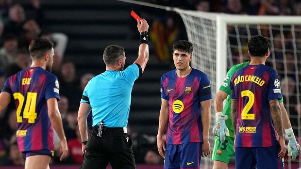 BARCELONA, SPAIN - APRIL 08: Referee Istvan Kovacs shows a red card to Pau Cubarsi of FC Barcelona following a VAR review after a challenge on Giuliano Simeone of Atletico de Madrid (not pictured) during the UEFA Champions League 2025/26 Quarter-Final First Leg match between FC Barcelona and Club Atlético de Madrid at Camp Nou on April 08, 2026 in Barcelona, Spain. (Photo by Alex Caparros - UEFA/UEFA via Getty Images)