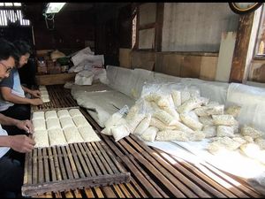 Siasat Perajin Tempe di Jember Saat Harga Plastik dan Kedelai Naik