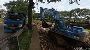 Penyumbang Banjir Cipulir, Lumpur di Sungai Pesanggrahan Dikeruk