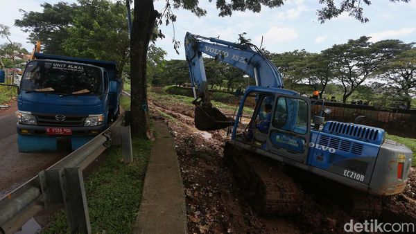 Penyumbang Banjir Cipulir, Lumpur di Sungai Pesanggrahan Dikeruk