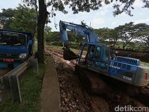 Penyumbang Banjir Cipulir, Lumpur di Sungai Pesanggrahan Dikeruk