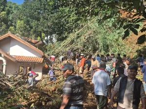 Akses Sulit, Pencarian Korban Longsor Sumedang Pakai Alat Manual