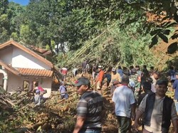 Akses Sulit, Pencarian Korban Longsor Sumedang Pakai Alat Manual