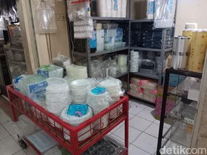 Harga Plastik Meledak 2 Kali Lipat, Pedagang Menjerit: Untung Tinggal Receh