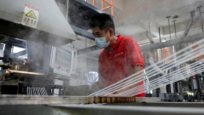 Plastik di China Mulai Langka An employee works at an assembly line producing car smartphone holders at a plastic accessories factory, as rising oil prices drive up production costs for plastic manufacturers, in Dongguan, Guangdong province, China, April 2, 2026. REUTERS/Go Nakamura