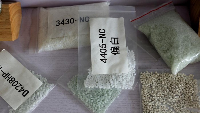 Plastik di China Mulai Langka An employee works at an assembly line producing car smartphone holders at a plastic accessories factory, as rising oil prices drive up production costs for plastic manufacturers, in Dongguan, Guangdong province, China, April 2, 2026. REUTERS/Go Nakamura