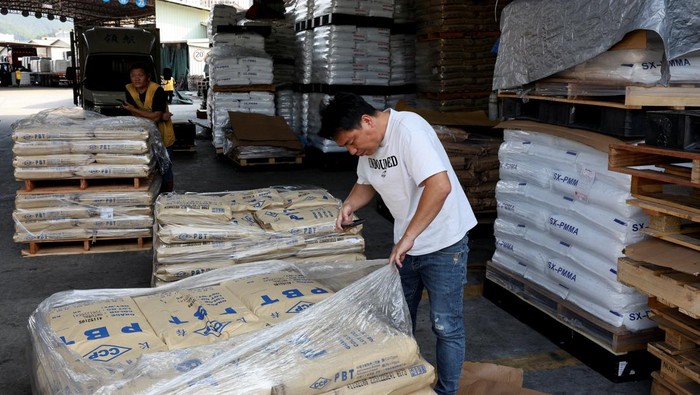 Plastik di China Mulai Langka An employee works at an assembly line producing car smartphone holders at a plastic accessories factory, as rising oil prices drive up production costs for plastic manufacturers, in Dongguan, Guangdong province, China, April 2, 2026. REUTERS/Go Nakamura