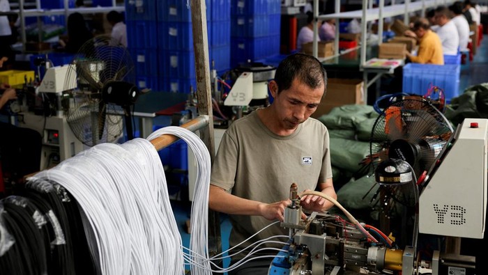Plastik di China Mulai Langka An employee works at an assembly line producing car smartphone holders at a plastic accessories factory, as rising oil prices drive up production costs for plastic manufacturers, in Dongguan, Guangdong province, China, April 2, 2026. REUTERS/Go Nakamura