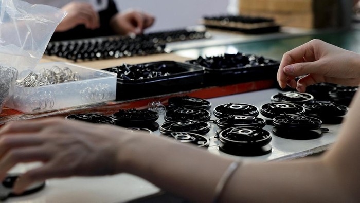 Plastik di China Mulai Langka An employee works at an assembly line producing car smartphone holders at a plastic accessories factory, as rising oil prices drive up production costs for plastic manufacturers, in Dongguan, Guangdong province, China, April 2, 2026. REUTERS/Go Nakamura