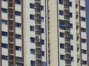 Viral! Nenek Ini Nekat Turun 6 Lantai Lewat Pagar AC Apartemen gegara Terkunci
