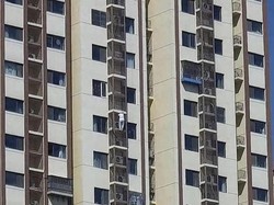 Viral! Nenek Ini Nekat Turun 6 Lantai Lewat Pagar AC Apartemen gegara Terkunci