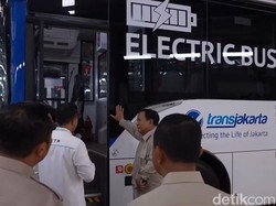 Momen Prabowo Naik Transjakarta Saat Peresmian Pabrik di Magelang
