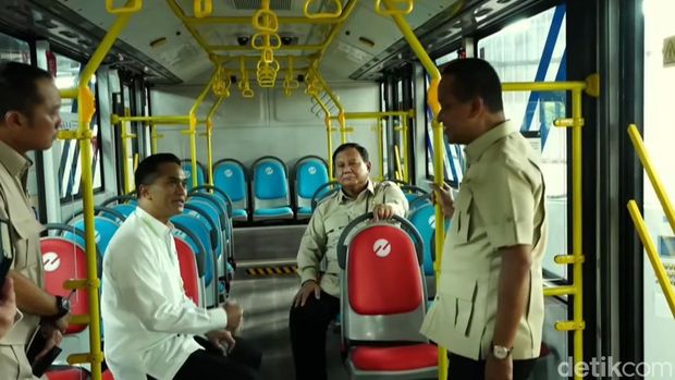 Presiden Prabowo Subianto mengecek bus listrik nan sudah didesain untuk TransJakarta, Kamis (9/4/2026).