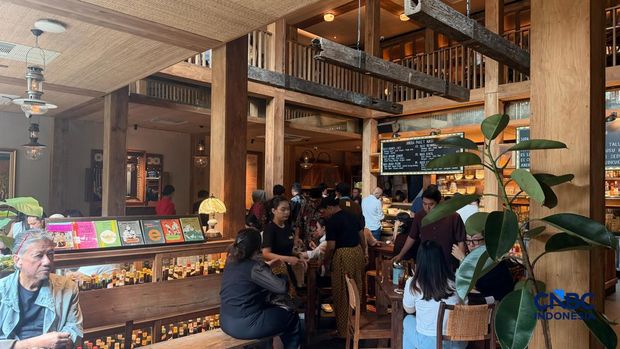 Rumah Makan Salira, mengusung konsep ala warteg dengan nilai dan nuansa premium.