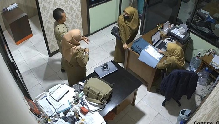 Salah satu korban penipuan PNS saat berada di salah satu ruang Kantor Pemkab Gresik