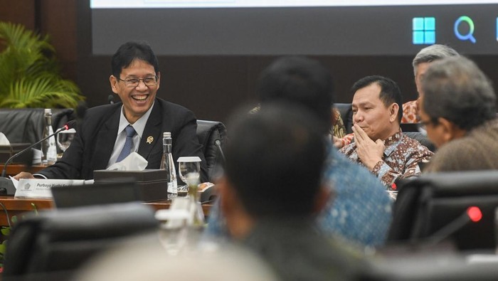 Sidang Aduan Kanal Debottlenecking Satgas P2SP Menteri Keuangan Purbaya Yudhi Sadewa (kiri) didampingi Deputi Bidang Koordinasi Energi dan Sumber Daya Mineral Menko Perekonomian Elen Setiadi (kanan) memimpin Sidang Aduan Kanal Debottlenecking Satuan Tugas Percepatan Program Strategis Pemerintah (Satgas P2SP) di Aula Junada Kementerian Keuangan, Jakarta, Kamis (9/4/2026). Sidang tersebut membahas pengaduan pelaku upaya mengenai halangan bisnis, sekaligus membuka ruang pelaporan terhadap kementerian alias lembaga nan dinilai menghalang aktivitas usaha. ANTARA FOTO/Muhammad Adimaja/YU
