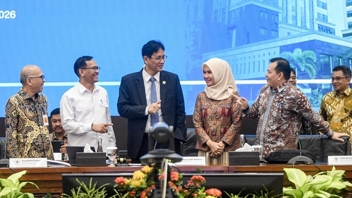 Menteri Keuangan Purbaya Yudhi Sadewa (tengah) berbincang berbareng Sekretaris Jenderal Kementerian Keuangan Robert Leonard Marbun (kiri), Deputi Bidang Perekonomian Kementerian Sekretariat Negara Satya Bhakti Parikesit (kedua kiri), Staf Ahli Bidang Pengembangan, Produktivitas, dan Daya Saing Ekonomi Menko Perekonomian Evita Manthovani (kedua kanan) serta Deputi Bidang Koordinasi Energi dan Sumber Daya Mineral Menko Perekonomian Elen Setiadi (kanan) sebelum memimpin Sidang Aduan Kanal Debottlenecking Satuan Tugas Percepatan Program Strategis Pemerintah (Satgas P2SP) di Aula Junada Kementerian Keuangan, Jakarta, Kamis (9/4/2026). Sidang tersebut membahas pengaduan pelaku upaya mengenai halangan bisnis, sekaligus membuka ruang pelaporan terhadap kementerian alias lembaga nan dinilai menghalang aktivitas usaha. ANTARA FOTO/Muhammad Adimaja/YU