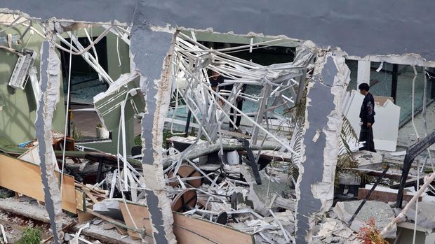 Kondisi bangunan rusak yang diduga akibat ledakan tabung gas di area olahraga Loxus Padel, Ciangsana, Gunungputri, Kabupaten Bogor, Jawa Barat, Kamis (9/4/2026). Menurut Badan Penanggulangan Bencana Daerah (BPBD) Kabupaten Bogor ledakan kantin lapangan padel yang terjadi pukul 05.15 WIB tersebut diduga akibat kebocoran tabung gas berukuran 25 kg di area dapur kantin Lapangan Padel  yang menimbulkan kerusakan pada kantin lapangan serta tembok pagar SDN 03 Ciangsana, dan dalam peristiwa tersebut tidak terdapat korban jiwa. ANTARA FOTO/Yulius Satria Wijaya