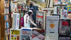 Toko Buku Blok M Bertahan di Tengah Gempuran Digital dan Belanja Online