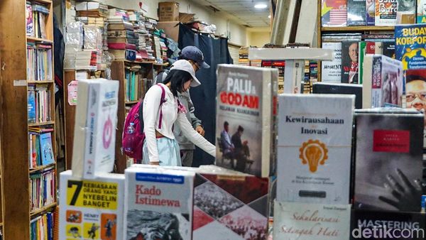 Toko Buku Blok M Bertahan di Tengah Gempuran Digital dan Belanja Online