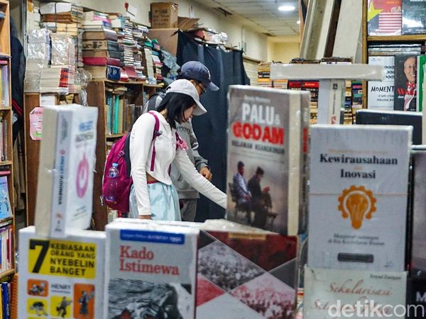 Toko Buku Blok M Bertahan di Tengah Gempuran Digital dan Belanja Online