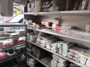 Jerit Pedagang Plastik di Kuningan