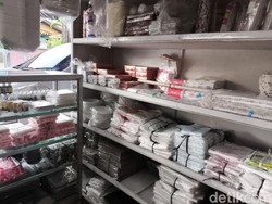 Jerit Pedagang Plastik di Kuningan