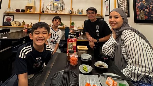 Seru! Tya Ariestya Hobi Makan Bareng Keluarga dan Geng Cendol