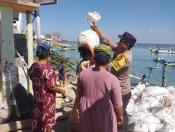 Dedikasi Aipda Bahruddin Azhari Layani Warga di Pulau Maringkik NTB