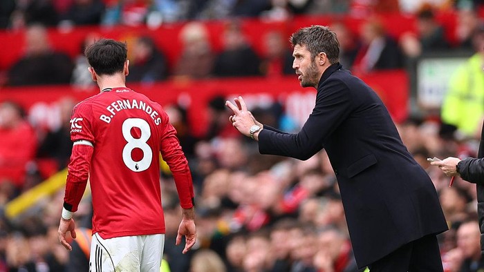 MANCHESTER, ENGLAND - JANUARY 17: Manchester United head coach / manager Michael Carrick instructs Bruno Fernandes of Manchester United  during the Premier League match between Manchester United and Manchester City at Old Trafford on January 17, 2026
