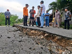 Jalan Ambles di Kedungdowo Meluas, Bupati Nganjuk Minta Kajian Ahli