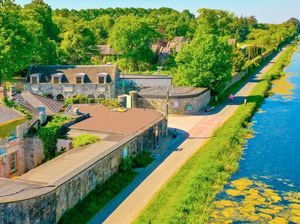Crazy Rich! Bos Maskapai Ini Beli Desa Terlantar, Disulap Jadi Mewah!