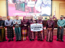 Gubernur Sulsel Genjot Konektivitas Jalan-Irigasi Wajo, Beri Bantuan Rp 15 M