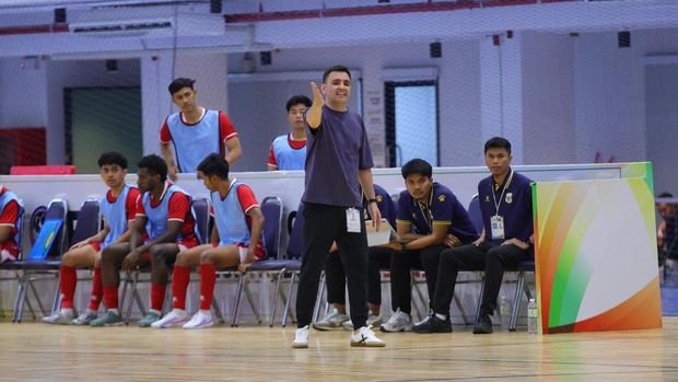 Hector Souto memberi arahan ke pemain Timnas Futsal Indonesia saat melawan Vietnam pada babak semifinal Piala AFF Futsal 2026, Jumat (10/4) sore.
