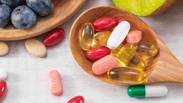 Ilustrasi minum vitamin, obat, kapsul
